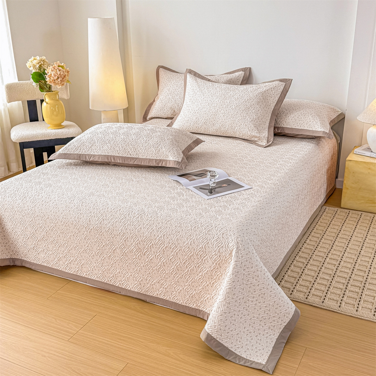 91家纺网 家纺一手货源 找家纺 优贝家纺 2026春夏新款水洗棉小清新印花夹棉多功能床盖三件套 燕麦奶芙