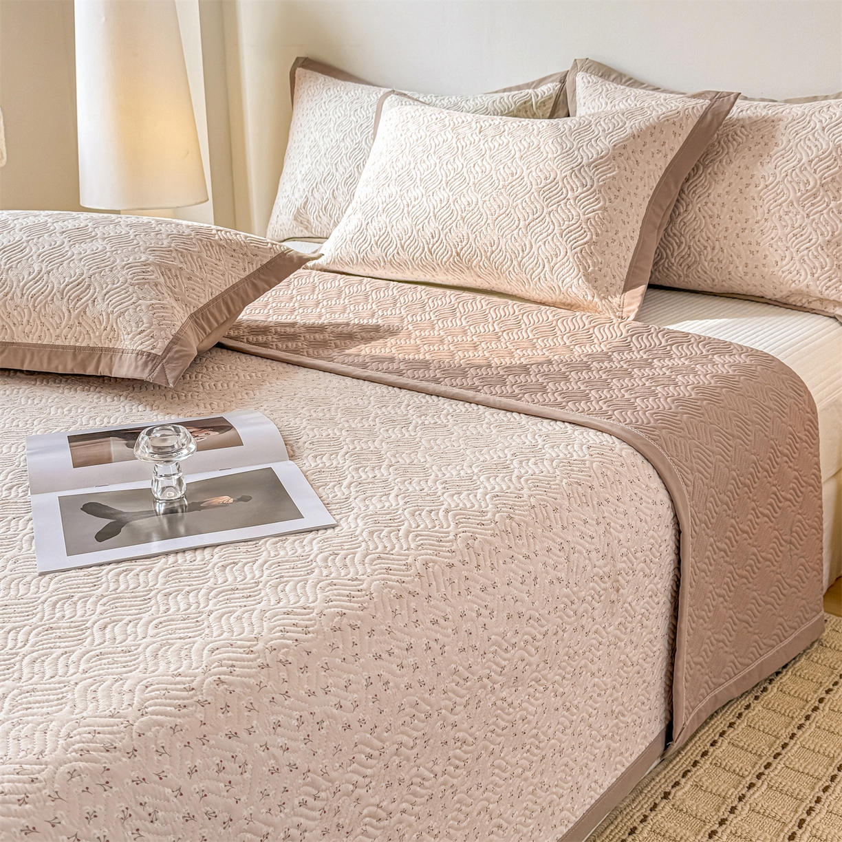 91家纺网 家纺一手货源 找家纺 优贝家纺 2026春夏新款水洗棉小清新印花夹棉多功能床盖三件套 燕麦奶芙