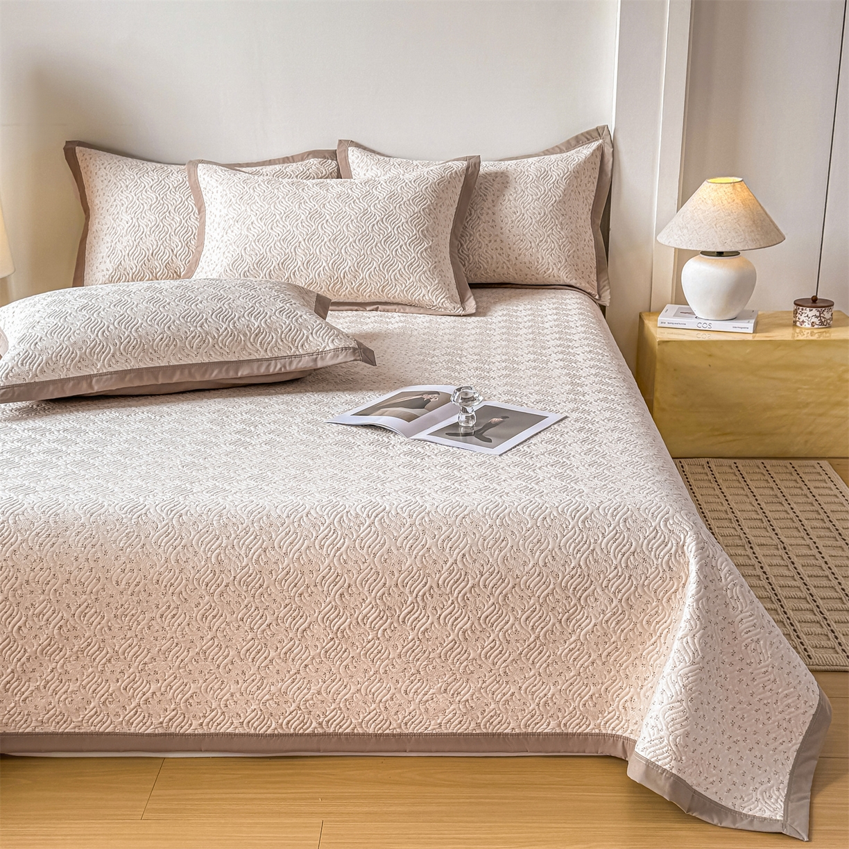 91家纺网 家纺一手货源 找家纺 优贝家纺 2026春夏新款水洗棉小清新印花夹棉多功能床盖三件套 燕麦奶芙