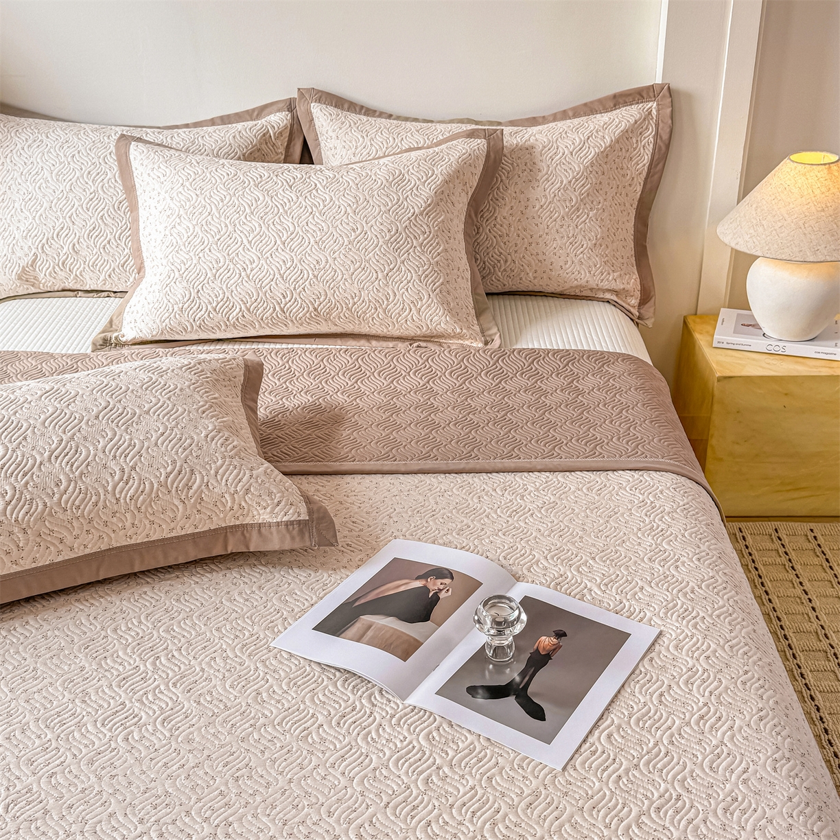 91家纺网 家纺一手货源 找家纺 优贝家纺 2026春夏新款水洗棉小清新印花夹棉多功能床盖三件套 燕麦奶芙