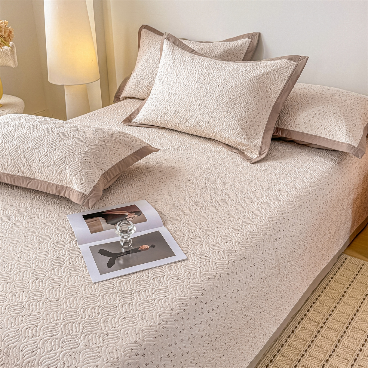 91家纺网 家纺一手货源 找家纺 优贝家纺 2026春夏新款水洗棉小清新印花夹棉多功能床盖三件套 燕麦奶芙