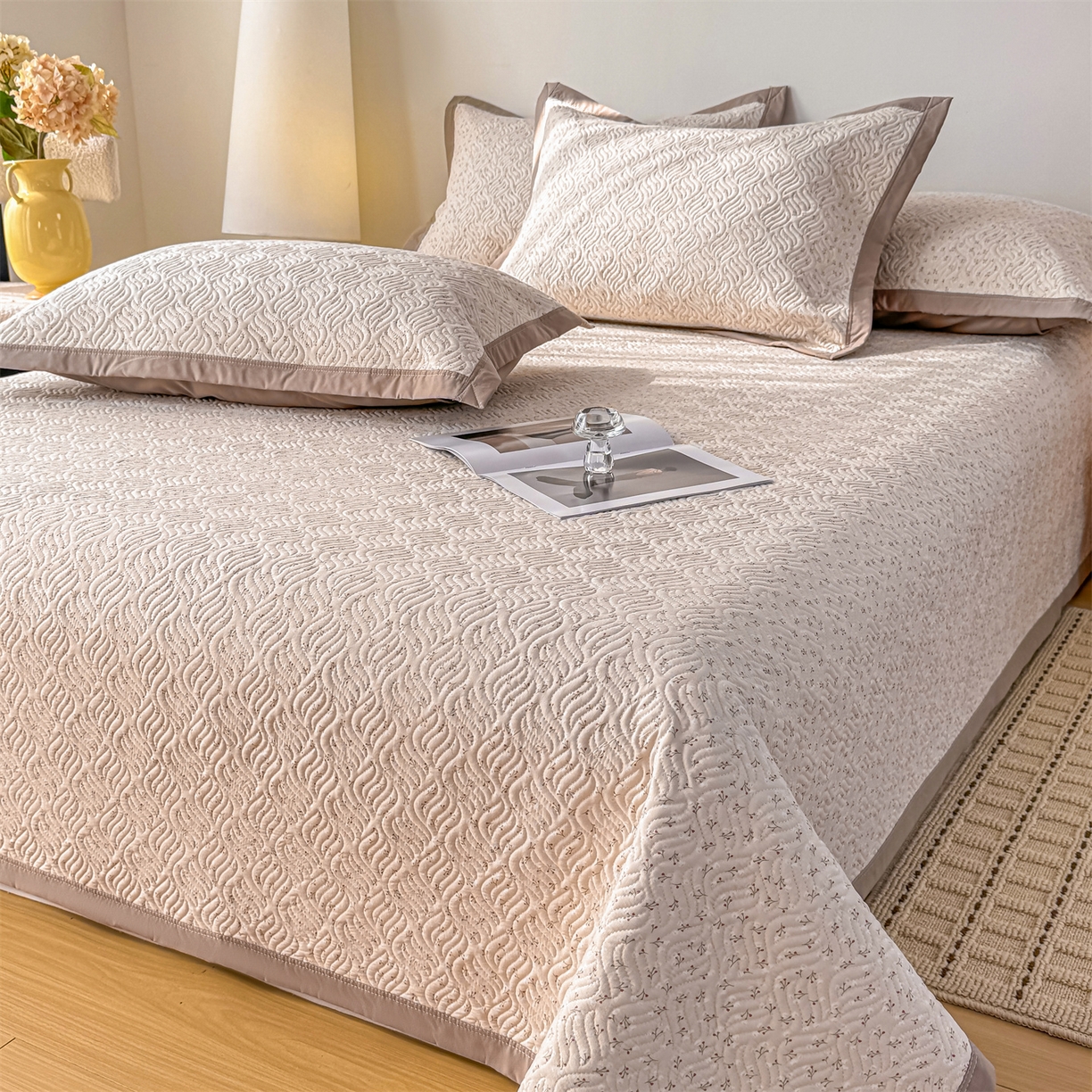 91家纺网 家纺一手货源 找家纺 优贝家纺 2026春夏新款水洗棉小清新印花夹棉多功能床盖三件套 燕麦奶芙