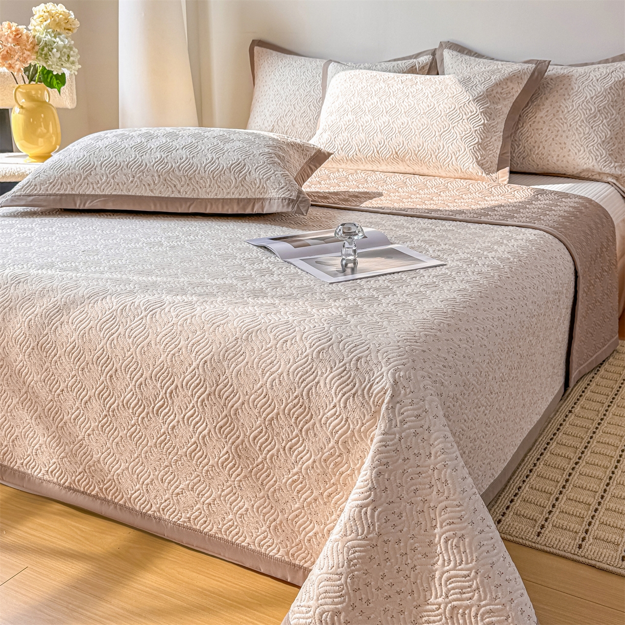 91家纺网 家纺一手货源 找家纺 优贝家纺 2026春夏新款水洗棉小清新印花夹棉多功能床盖三件套 燕麦奶芙