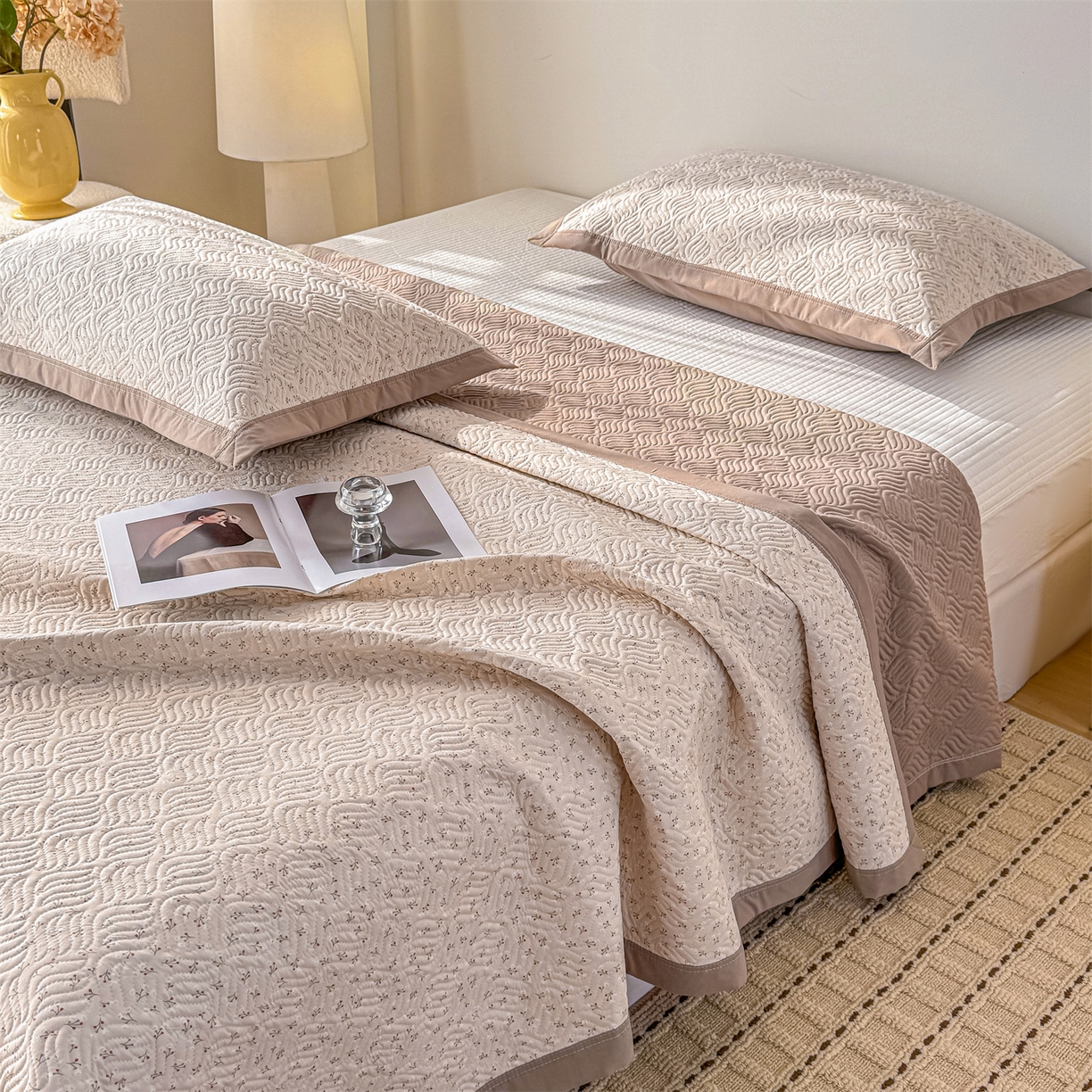 91家纺网 家纺一手货源 找家纺 优贝家纺 2026春夏新款水洗棉小清新印花夹棉多功能床盖三件套 燕麦奶芙