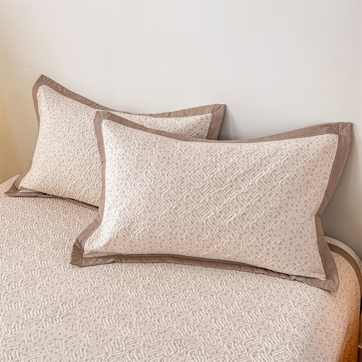 91家纺网 家纺一手货源 找家纺 优贝家纺 2026春夏新款水洗棉小清新印花夹棉多功能床盖三件套 燕麦奶芙