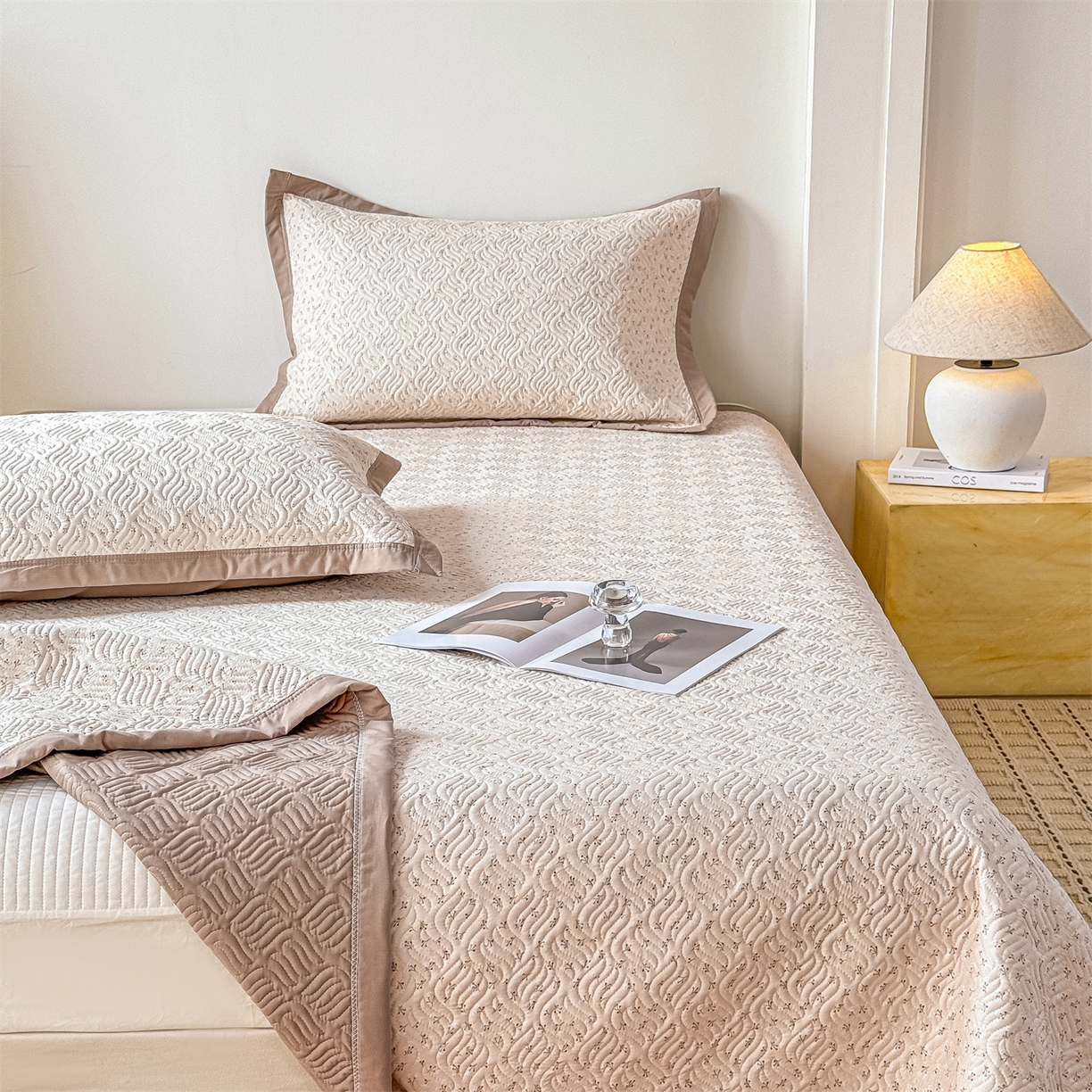 91家纺网 家纺一手货源 找家纺 优贝家纺 2026春夏新款水洗棉小清新印花夹棉多功能床盖三件套 燕麦奶芙