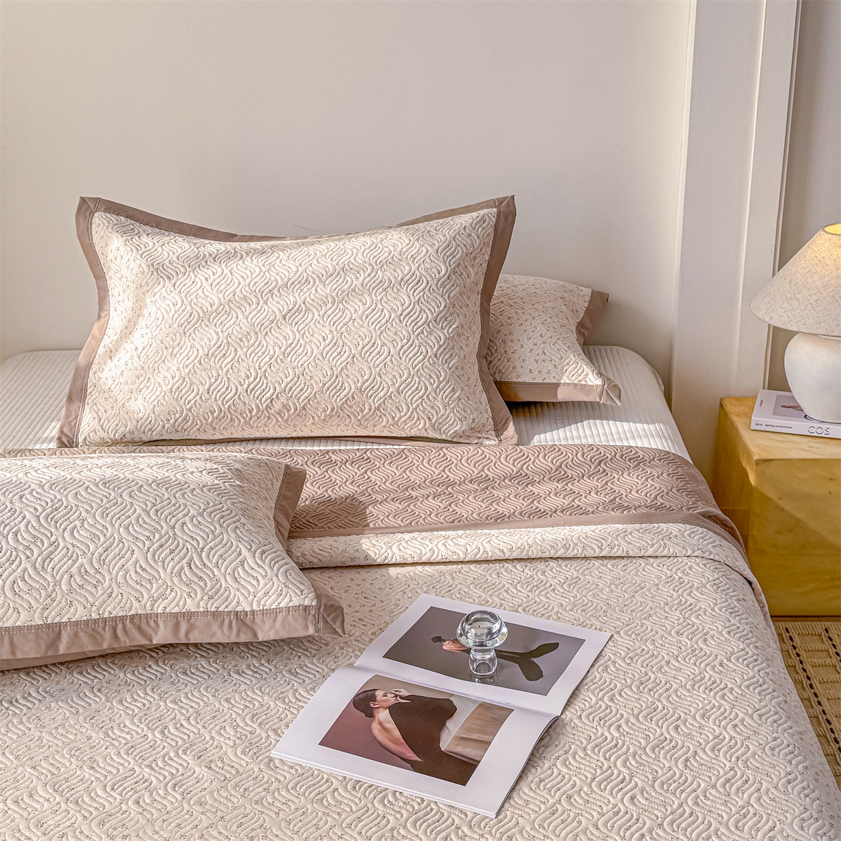 91家纺网 家纺一手货源 找家纺 优贝家纺 2026春夏新款水洗棉小清新印花夹棉多功能床盖三件套 燕麦奶芙