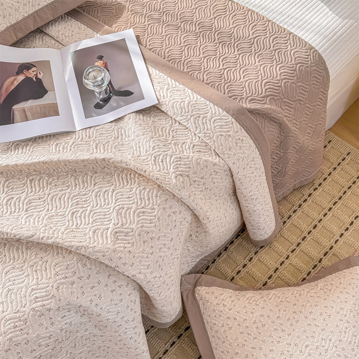 91家纺网 家纺一手货源 找家纺 优贝家纺 2026春夏新款水洗棉小清新印花夹棉多功能床盖三件套 燕麦奶芙