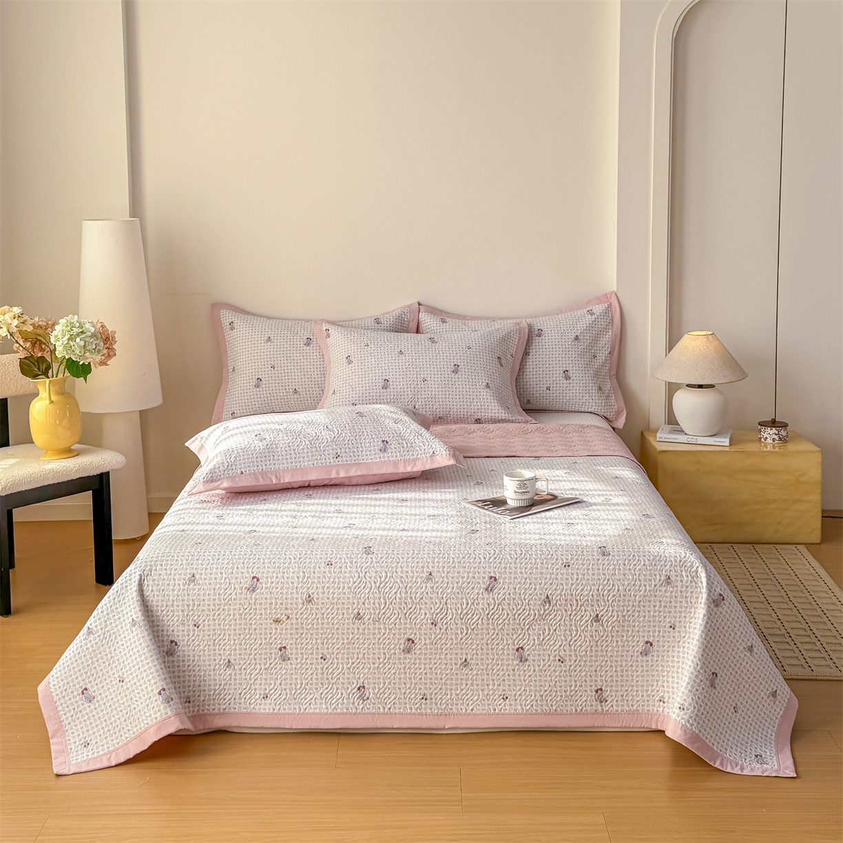 91家纺网 家纺一手货源 找家纺 优贝家纺 2026春夏新款水洗棉小清新印花夹棉多功能床盖三件套 樱桃小兔