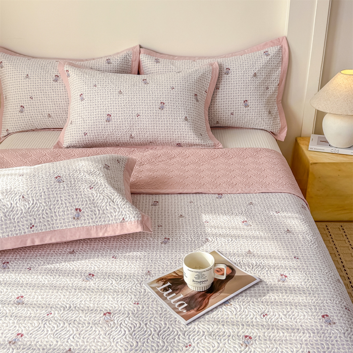 91家纺网 家纺一手货源 找家纺 优贝家纺 2026春夏新款水洗棉小清新印花夹棉多功能床盖三件套 樱桃小兔