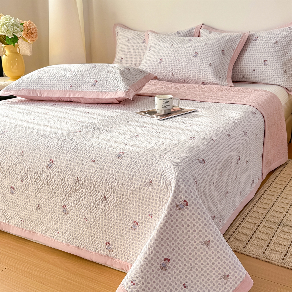 91家纺网 家纺一手货源 找家纺 优贝家纺 2026春夏新款水洗棉小清新印花夹棉多功能床盖三件套 樱桃小兔