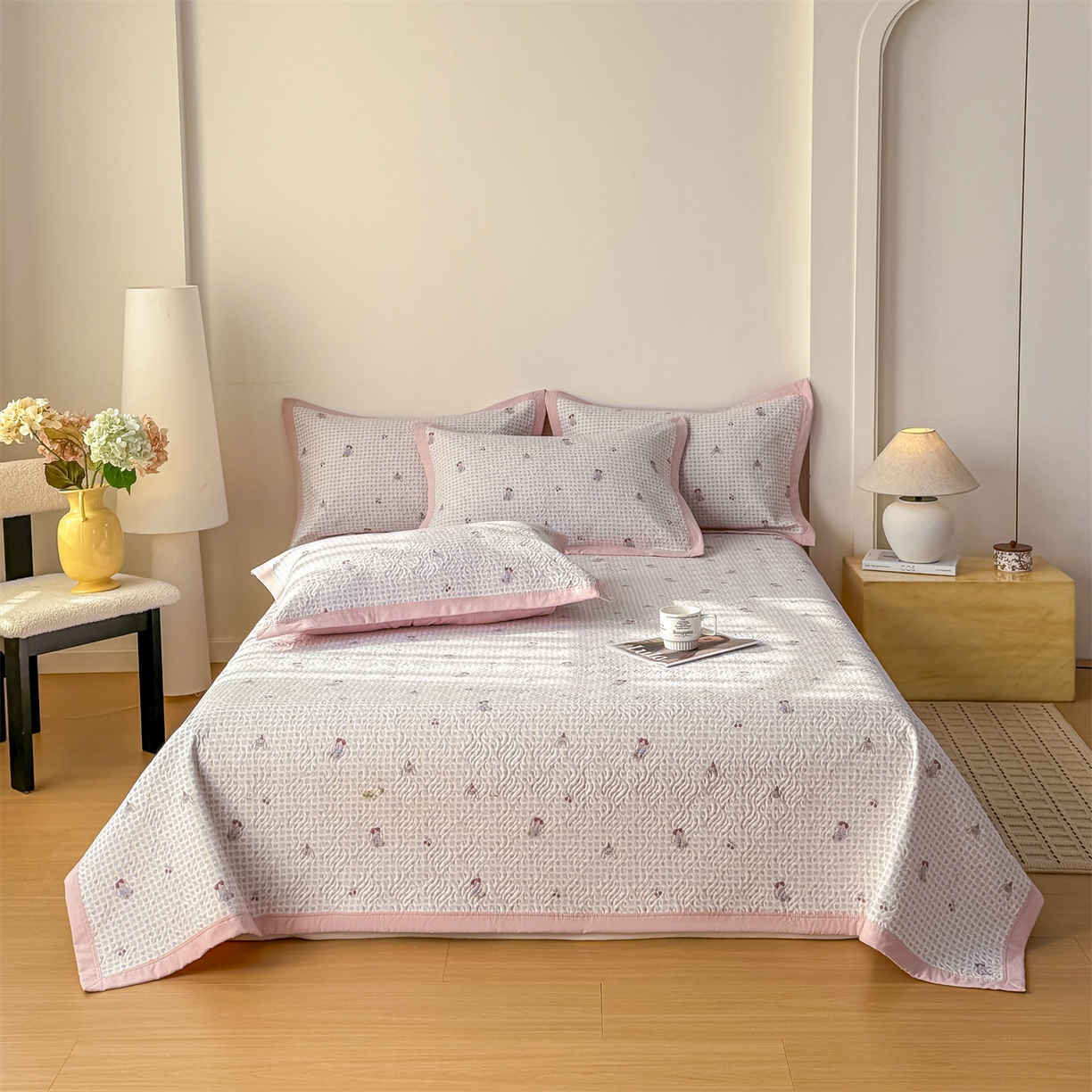 91家纺网 家纺一手货源 找家纺 优贝家纺 2026春夏新款水洗棉小清新印花夹棉多功能床盖三件套 樱桃小兔