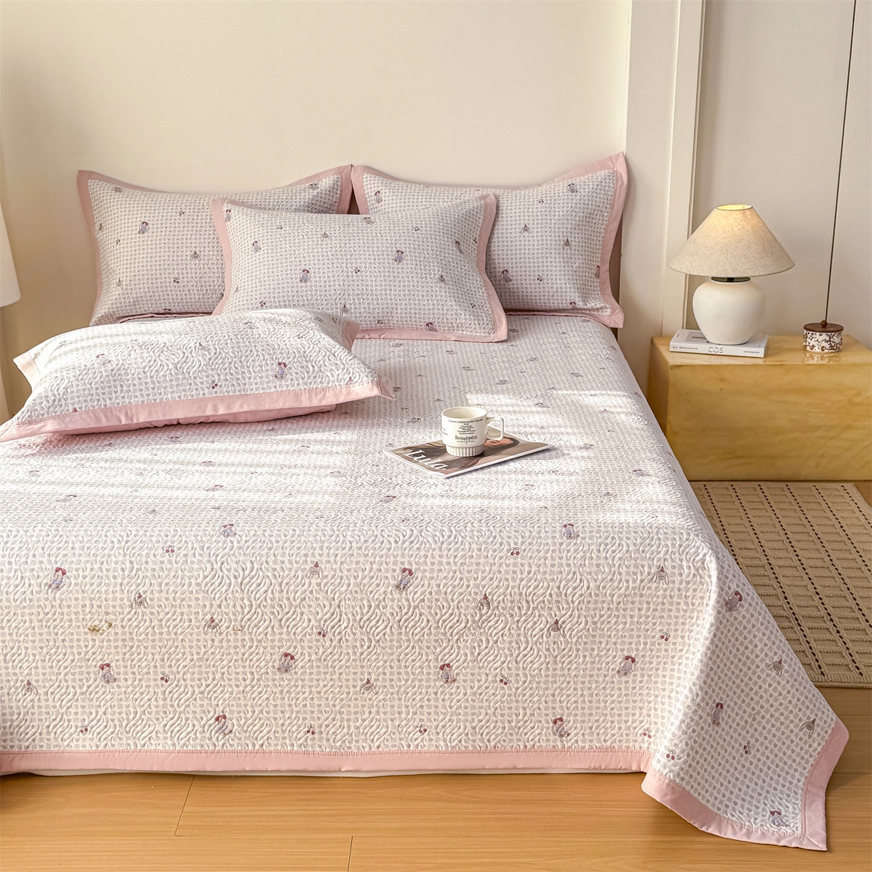 91家纺网 家纺一手货源 找家纺 优贝家纺 2026春夏新款水洗棉小清新印花夹棉多功能床盖三件套 樱桃小兔