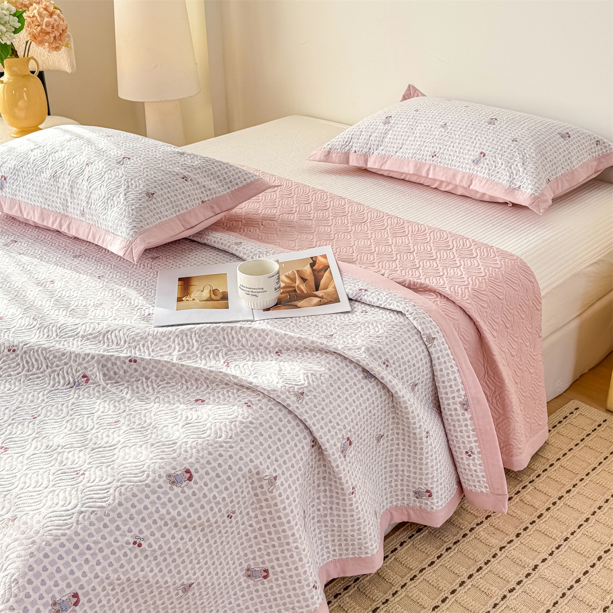 91家纺网 家纺一手货源 找家纺 优贝家纺 2026春夏新款水洗棉小清新印花夹棉多功能床盖三件套 樱桃小兔