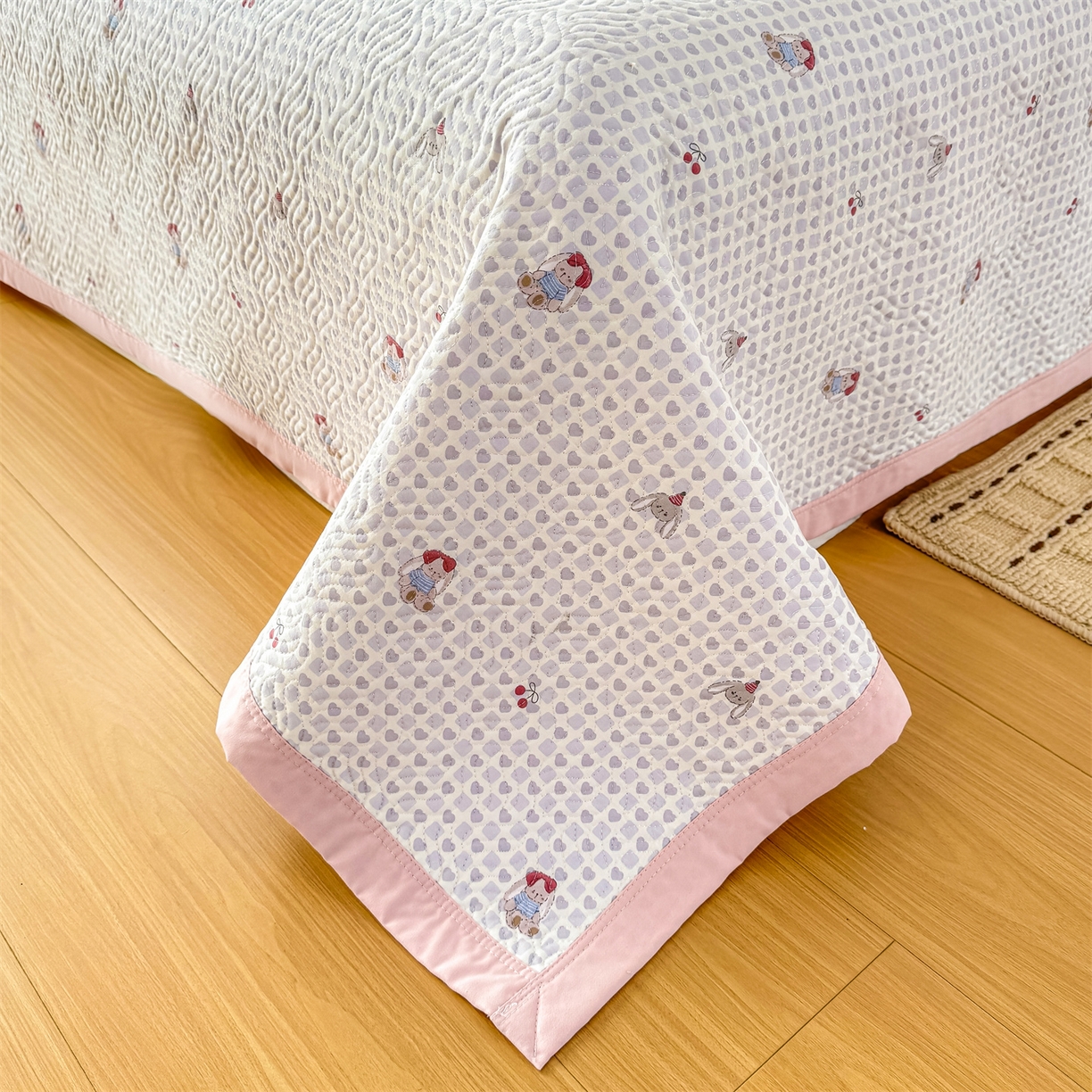 91家纺网 家纺一手货源 找家纺 优贝家纺 2026春夏新款水洗棉小清新印花夹棉多功能床盖三件套 樱桃小兔