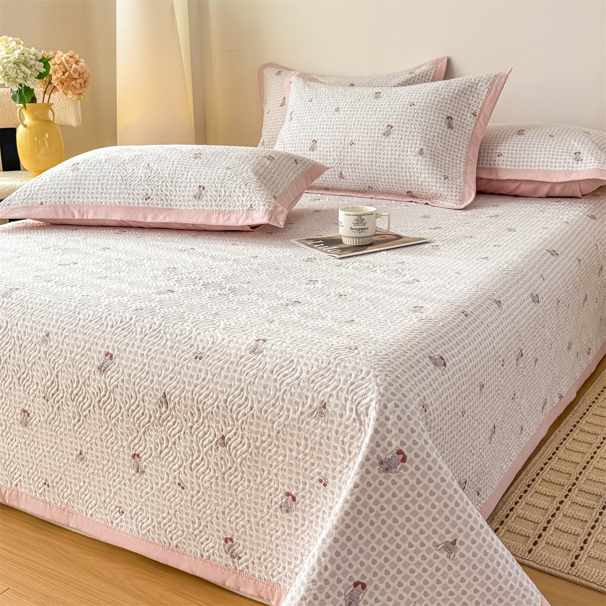 91家纺网 家纺一手货源 找家纺 优贝家纺 2026春夏新款水洗棉小清新印花夹棉多功能床盖三件套 樱桃小兔