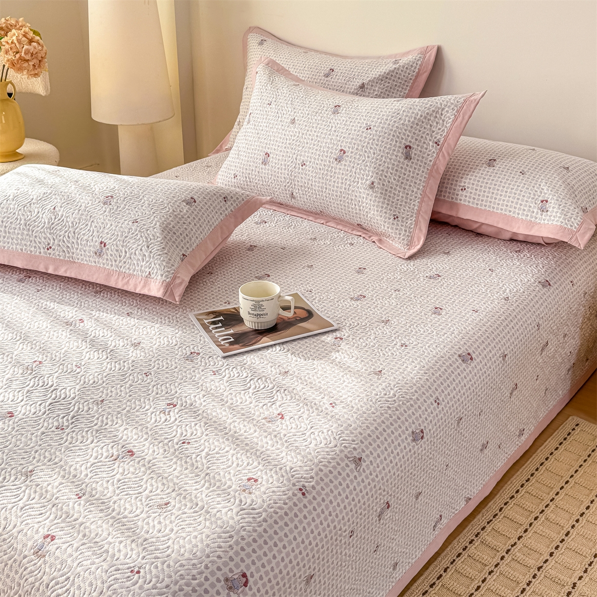 91家纺网 家纺一手货源 找家纺 优贝家纺 2026春夏新款水洗棉小清新印花夹棉多功能床盖三件套 樱桃小兔