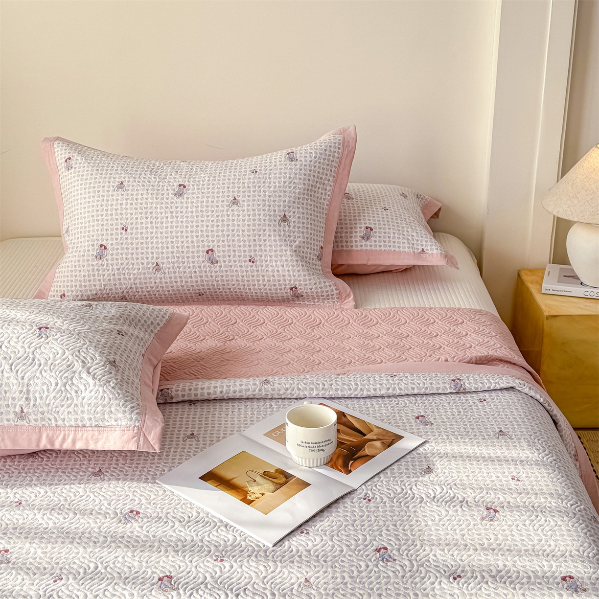 91家纺网 家纺一手货源 找家纺 优贝家纺 2026春夏新款水洗棉小清新印花夹棉多功能床盖三件套 樱桃小兔