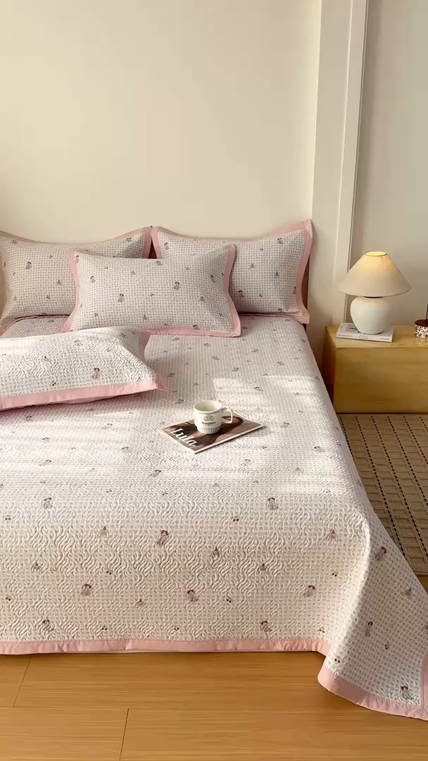 91家纺网 家纺一手货源 找家纺 优贝家纺 2026春夏新款水洗棉小清新印花夹棉多功能床盖三件套 樱桃小兔