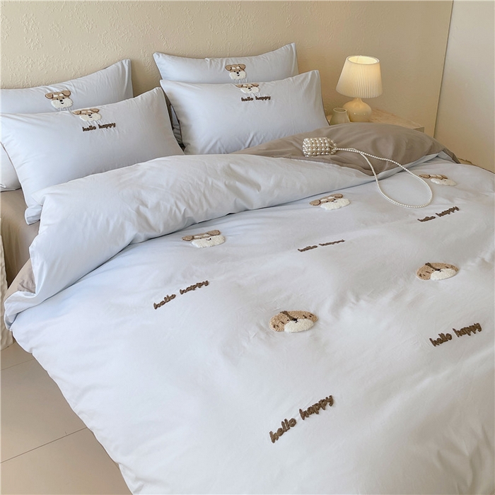 91家纺网 家纺一手货源 找家纺 琪格格纺织 2026新款卡通13372全棉纯棉毛巾绣四件套 hello汪星人 蓝灰