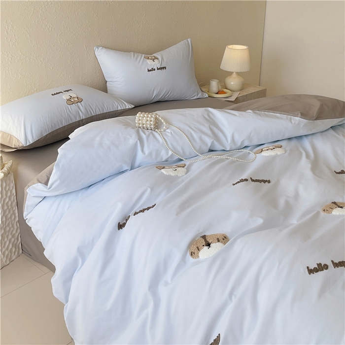 91家纺网 家纺一手货源 找家纺 琪格格纺织 2026新款卡通13372全棉纯棉毛巾绣四件套 hello汪星人 蓝灰