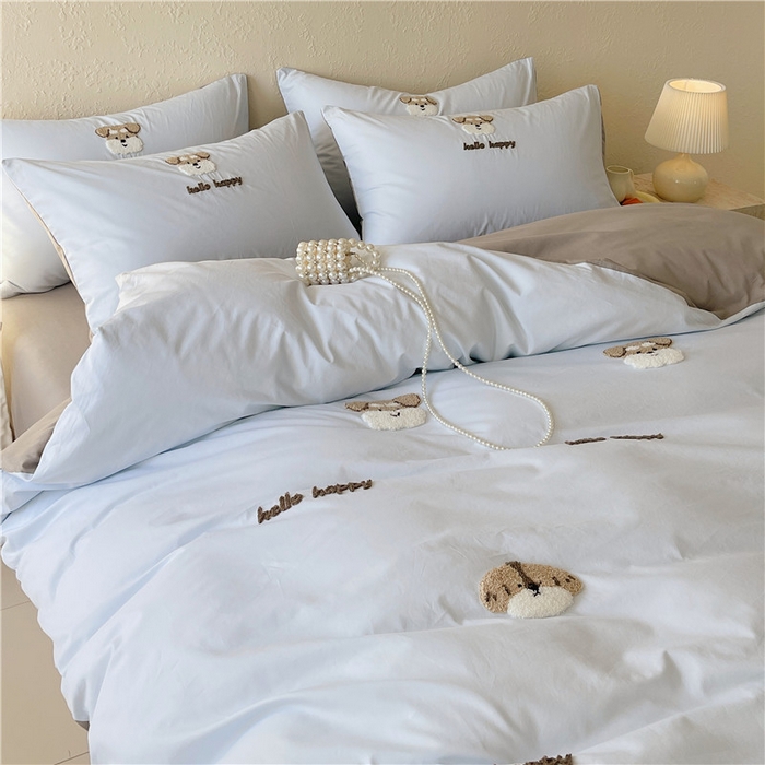 91家纺网 家纺一手货源 找家纺 琪格格纺织 2026新款卡通13372全棉纯棉毛巾绣四件套 hello汪星人 蓝灰