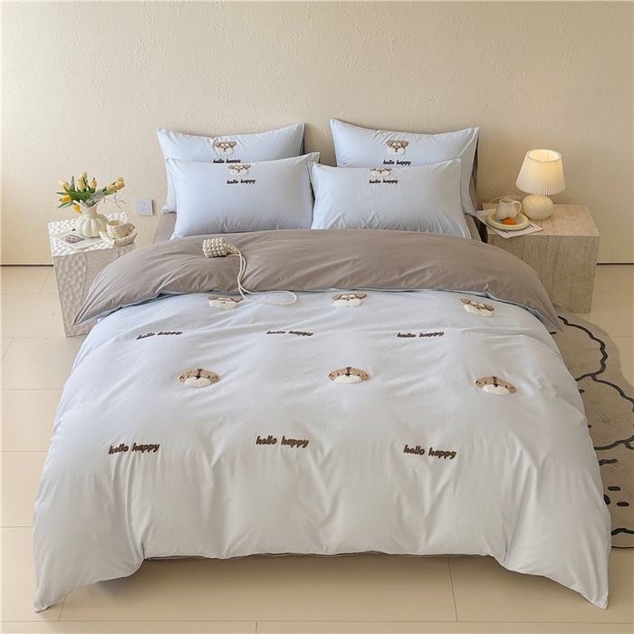 91家纺网 家纺一手货源 找家纺 琪格格纺织 2026新款卡通13372全棉纯棉毛巾绣四件套 hello汪星人 蓝灰