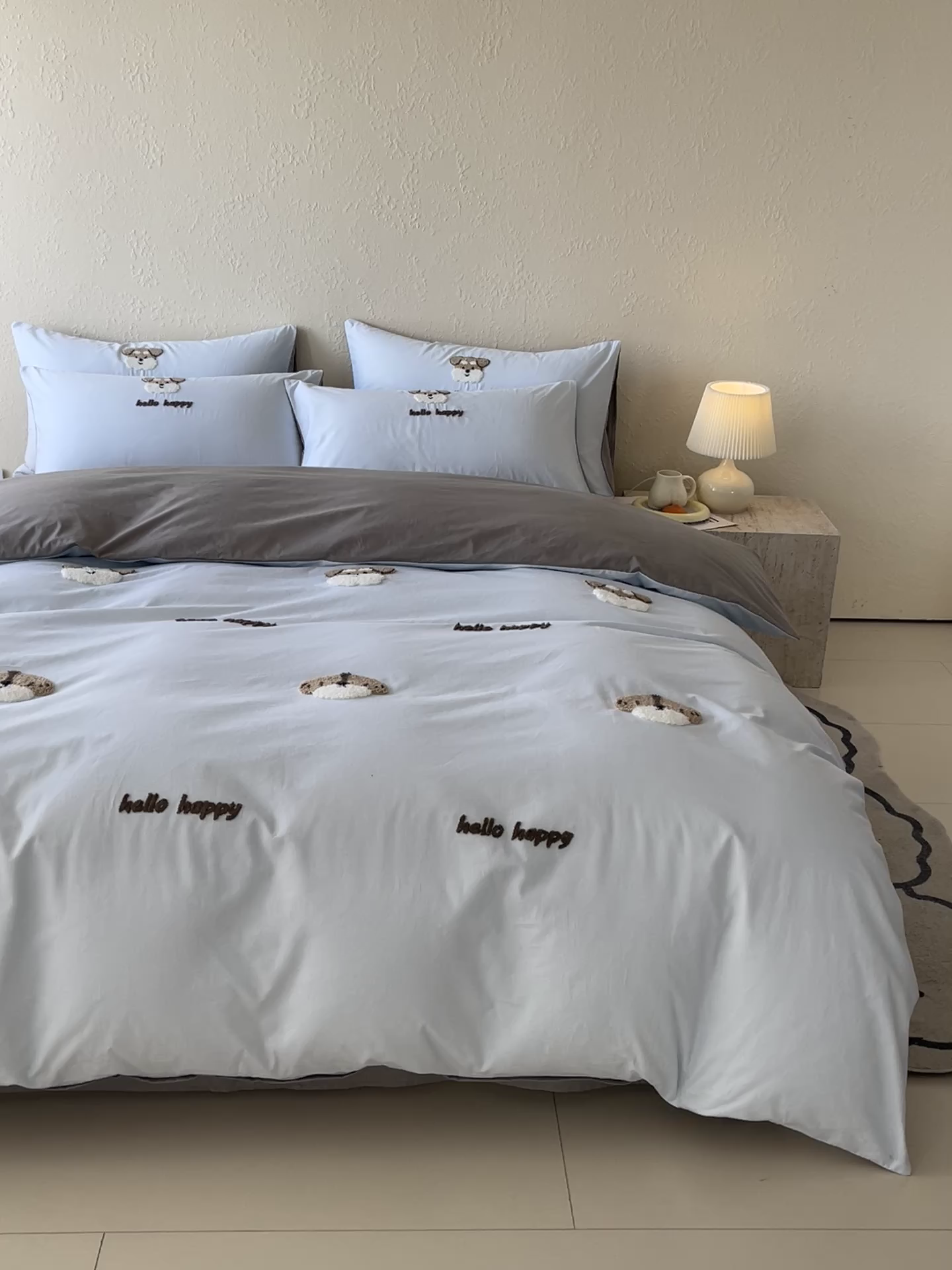 91家纺网 家纺一手货源 找家纺 琪格格纺织 2026新款卡通13372全棉纯棉毛巾绣四件套 hello汪星人 蓝灰