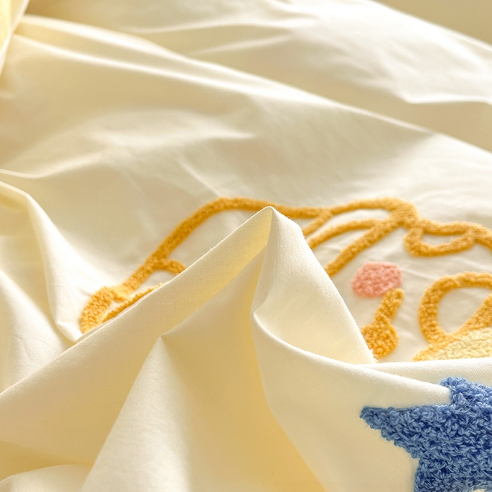 91家纺网 家纺一手货源 找家纺 琪格格纺织 2026新款卡通13372全棉纯棉毛巾绣四件套 调皮芝士 米白配奶黄
