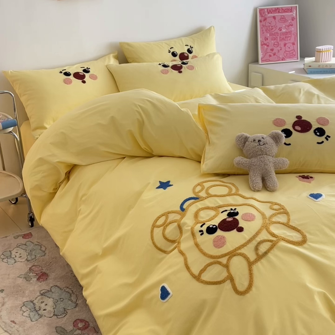 91家纺网 家纺一手货源 找家纺 琪格格纺织 2026新款卡通13372全棉纯棉毛巾绣四件套 调皮芝士奶黄