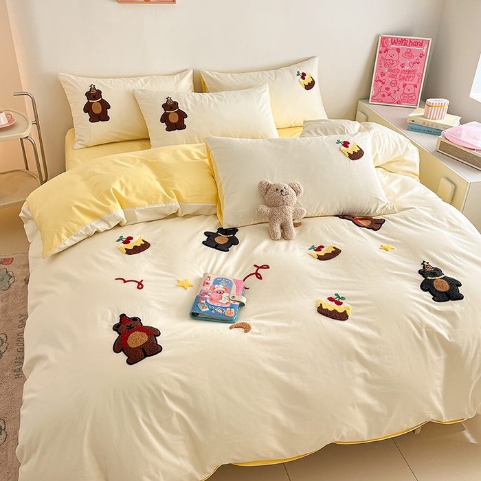 91家纺网 家纺一手货源 找家纺 琪格格纺织 2026新款卡通13372全棉纯棉毛巾绣四件套 小熊生日派对 米白配奶黄