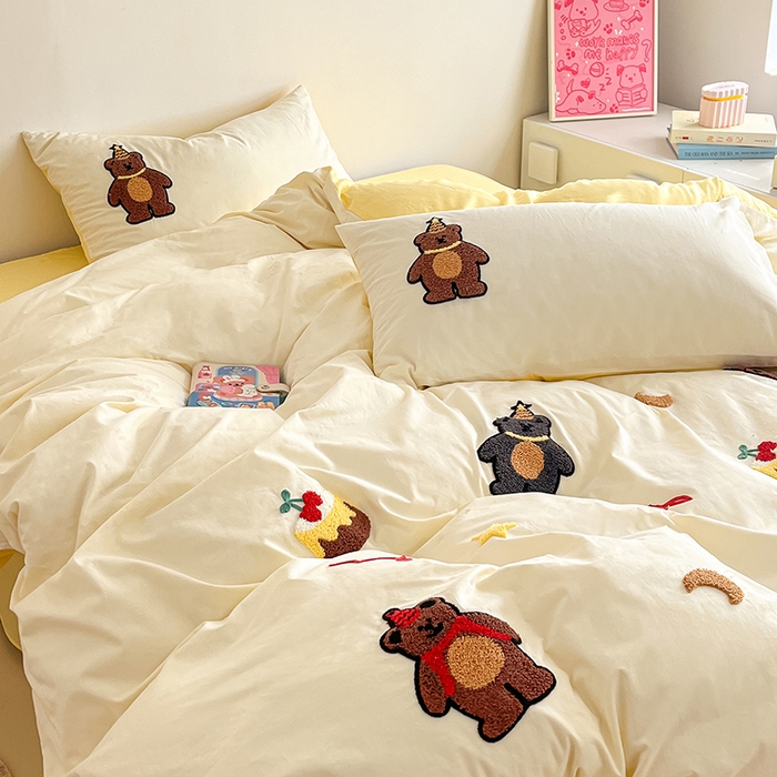 91家纺网 家纺一手货源 找家纺 琪格格纺织 2026新款卡通13372全棉纯棉毛巾绣四件套 小熊生日派对 米白配奶黄