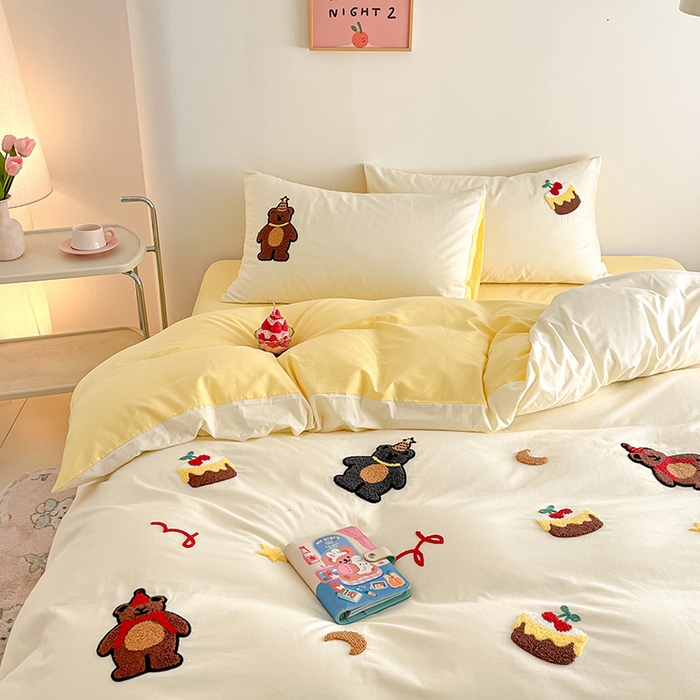 91家纺网 家纺一手货源 找家纺 琪格格纺织 2026新款卡通13372全棉纯棉毛巾绣四件套 小熊生日派对 米白配奶黄