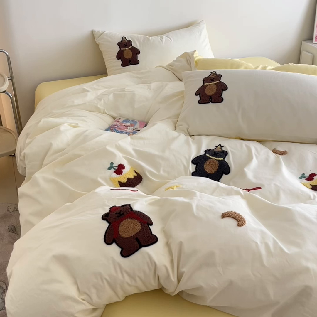 91家纺网 家纺一手货源 找家纺 琪格格纺织 2026新款卡通13372全棉纯棉毛巾绣四件套 小熊生日派对 米白配奶黄
