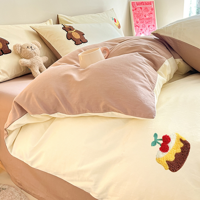 91家纺网 家纺一手货源 找家纺 琪格格纺织 2026新款卡通13372全棉纯棉毛巾绣四件套 小熊生日派对 米白配奶咖