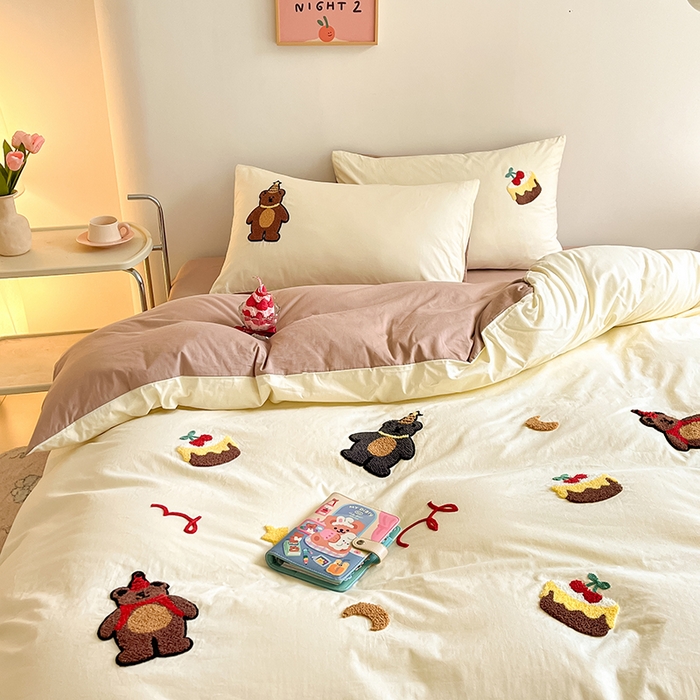 91家纺网 家纺一手货源 找家纺 琪格格纺织 2026新款卡通13372全棉纯棉毛巾绣四件套 小熊生日派对 米白配奶咖