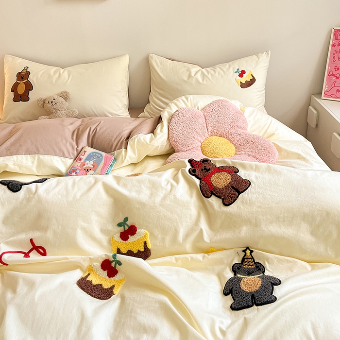 91家纺网 家纺一手货源 找家纺 琪格格纺织 2026新款卡通13372全棉纯棉毛巾绣四件套 小熊生日派对 米白配奶咖