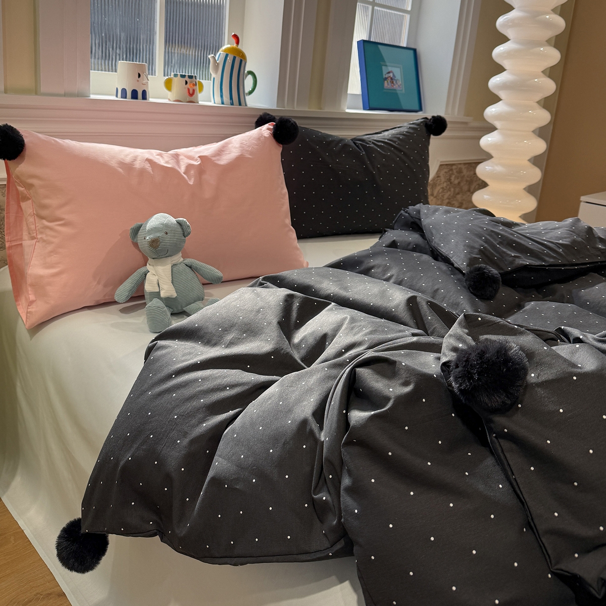 91家纺网 家纺一手货源 找家纺 慕尚家纺 2026新款全棉纯棉水洗带球工艺四件套 波点黑