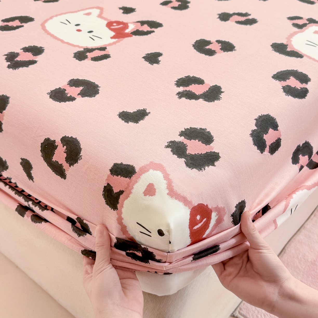 91家纺网 家纺一手货源 找家纺 博雅 2026新款全棉纯棉小卡通印花单床笠床笠单件 豹纹小猫-粉