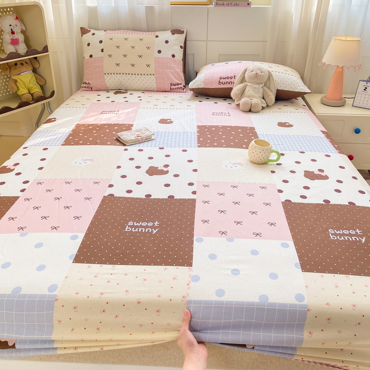 91家纺网 家纺一手货源 找家纺 博雅 2026新款全棉纯棉小卡通印花单床笠床笠单件 小版-咖格蝴蝶结喵