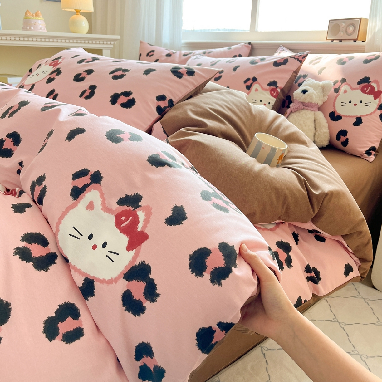 91家纺网 家纺一手货源 找家纺 博雅 2026新款全棉纯棉小卡通印花四件套 豹纹小猫-粉
