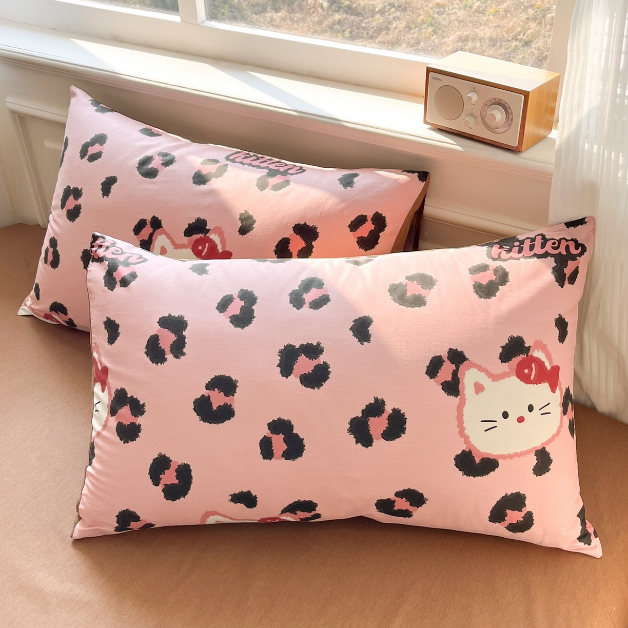 91家纺网 家纺一手货源 找家纺 博雅 2026新款全棉纯棉小卡通印花四件套 豹纹小猫-粉