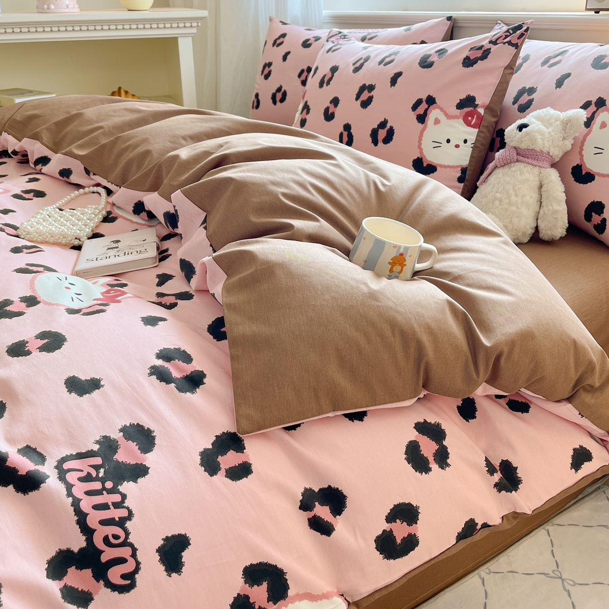 91家纺网 家纺一手货源 找家纺 博雅 2026新款全棉纯棉小卡通印花四件套 豹纹小猫-粉