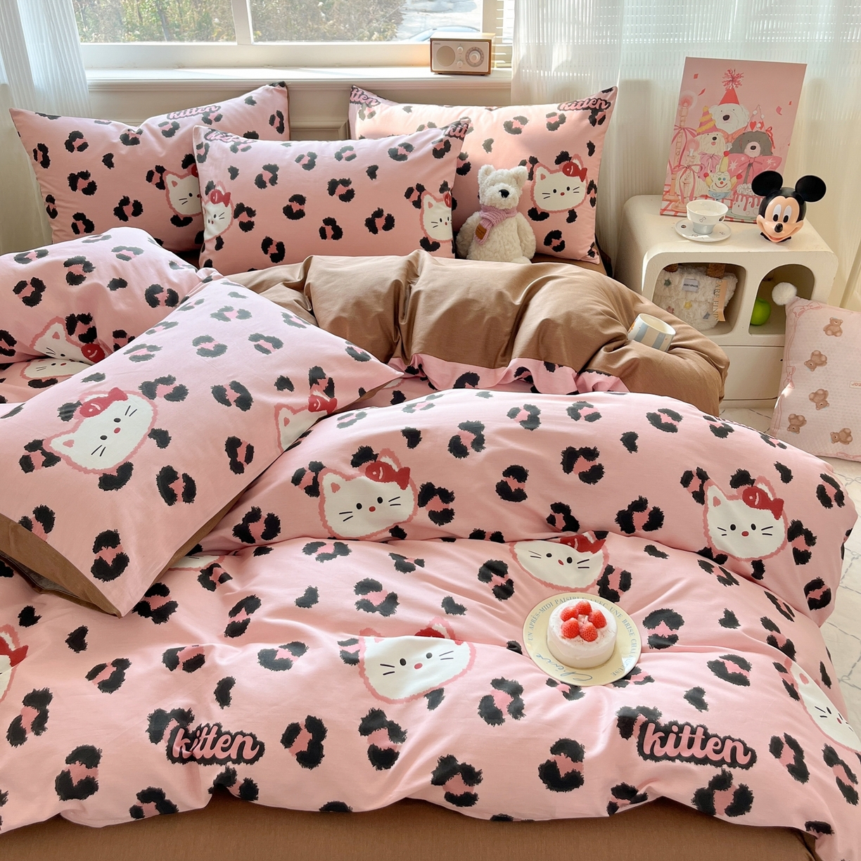 91家纺网 家纺一手货源 找家纺 博雅 2026新款全棉纯棉小卡通印花四件套 豹纹小猫-粉