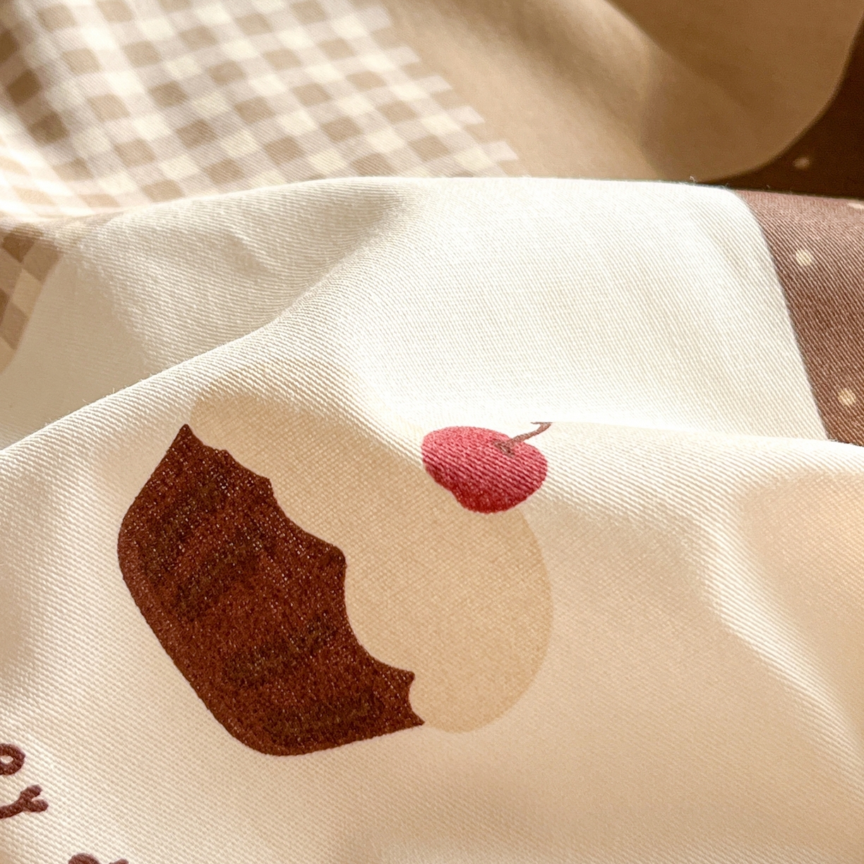 91家纺网 家纺一手货源 找家纺 博雅 2026新款全棉纯棉小卡通印花四件套 咖格蛋糕猫