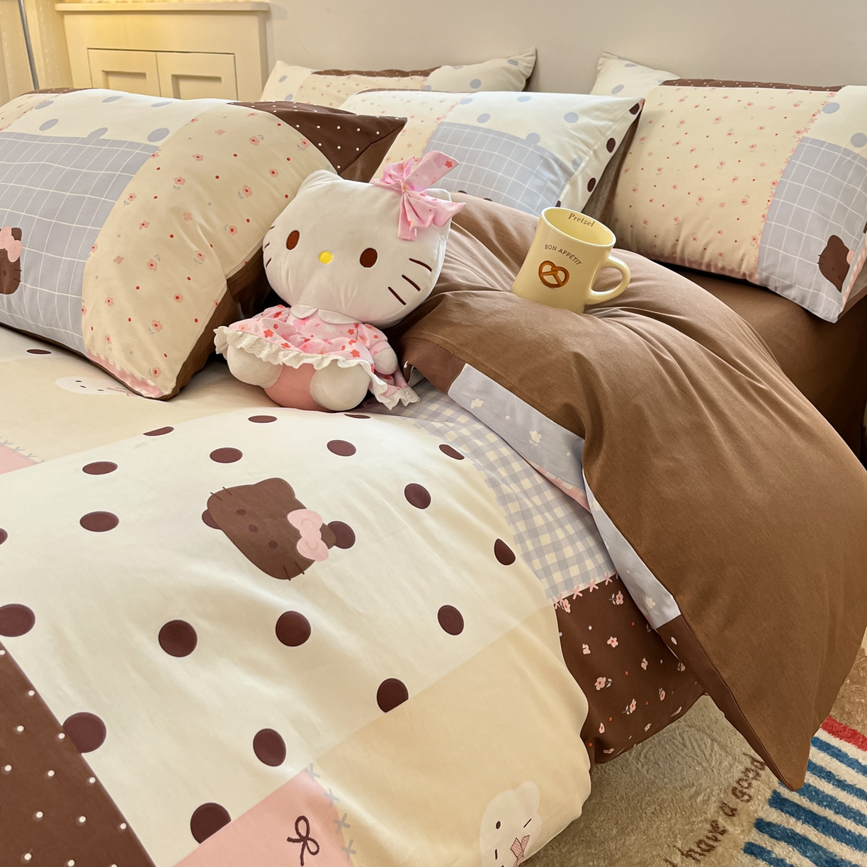 91家纺网 家纺一手货源 找家纺 博雅 2026新款全棉纯棉小卡通印花四件套 小版-咖格蝴蝶结喵