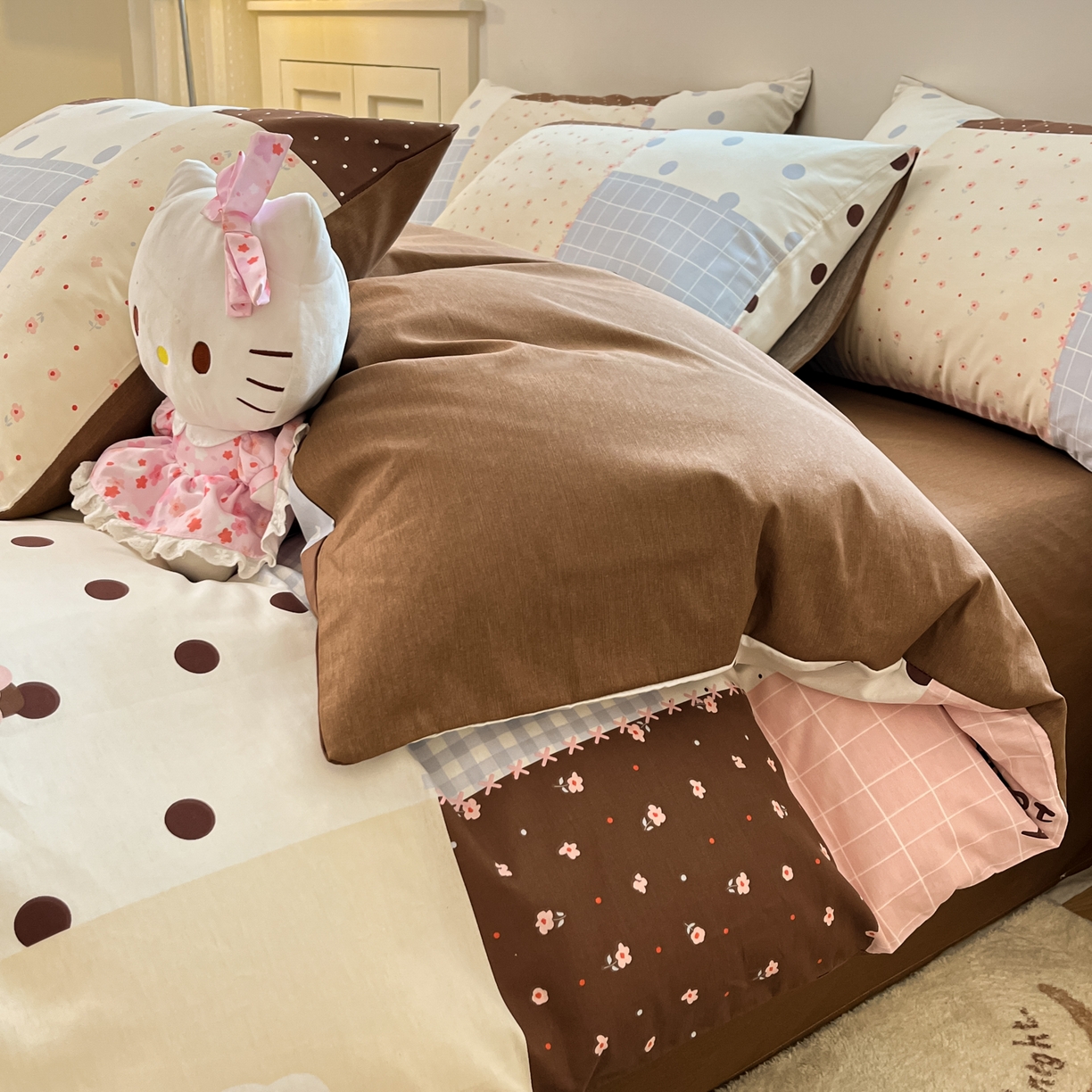 91家纺网 家纺一手货源 找家纺 博雅 2026新款全棉纯棉小卡通印花四件套 小版-咖格蝴蝶结喵