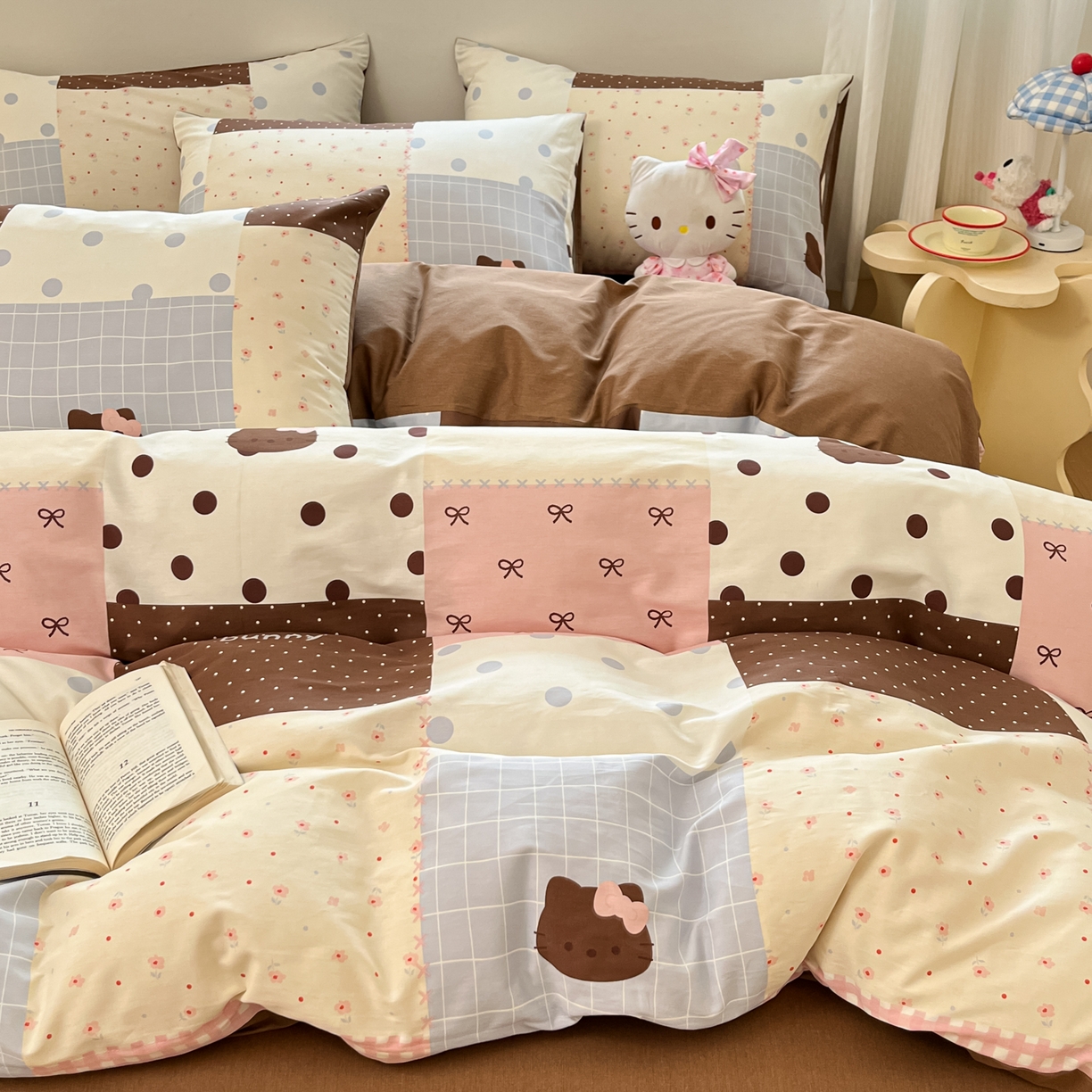 91家纺网 家纺一手货源 找家纺 博雅 2026新款全棉纯棉小卡通印花四件套 小版-咖格蝴蝶结喵