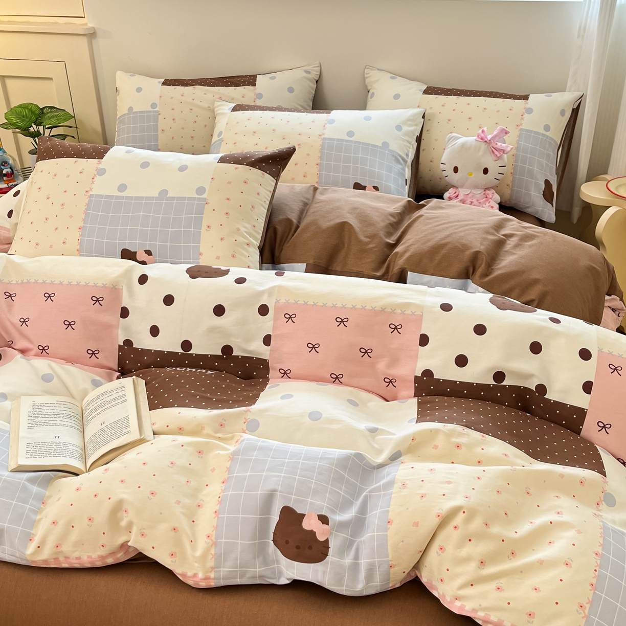 91家纺网 家纺一手货源 找家纺 博雅 2026新款全棉纯棉小卡通印花四件套 小版-咖格蝴蝶结喵