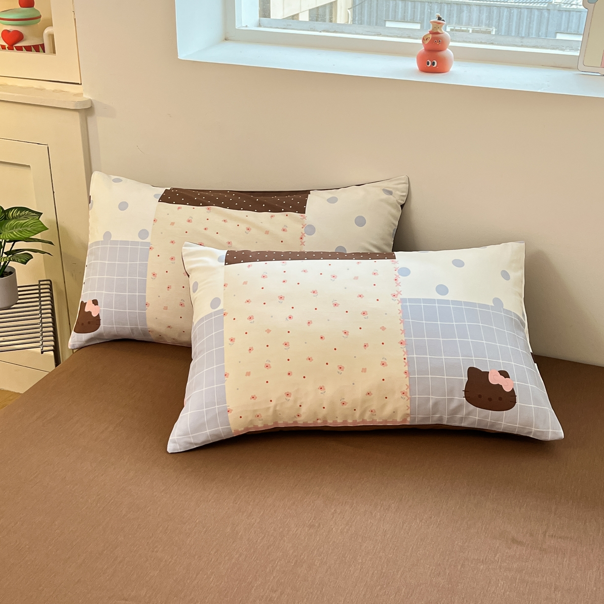 91家纺网 家纺一手货源 找家纺 博雅 2026新款全棉纯棉小卡通印花四件套 小版-咖格蝴蝶结喵